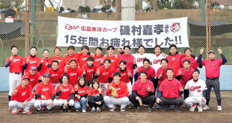 　昨年末にあった“引退試合”後、記念撮影する磯村氏（中央）と中京大中京時代のチームメートら（関係者提供）