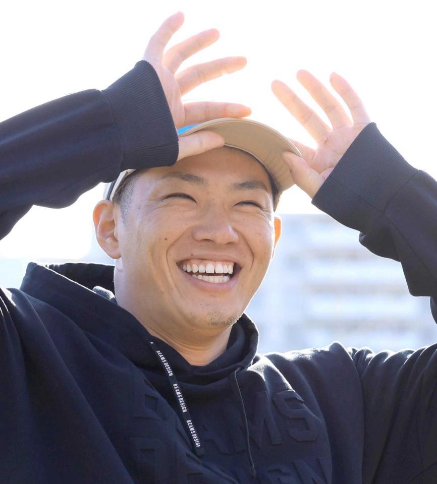 　笑顔で取材に応じる中村奨