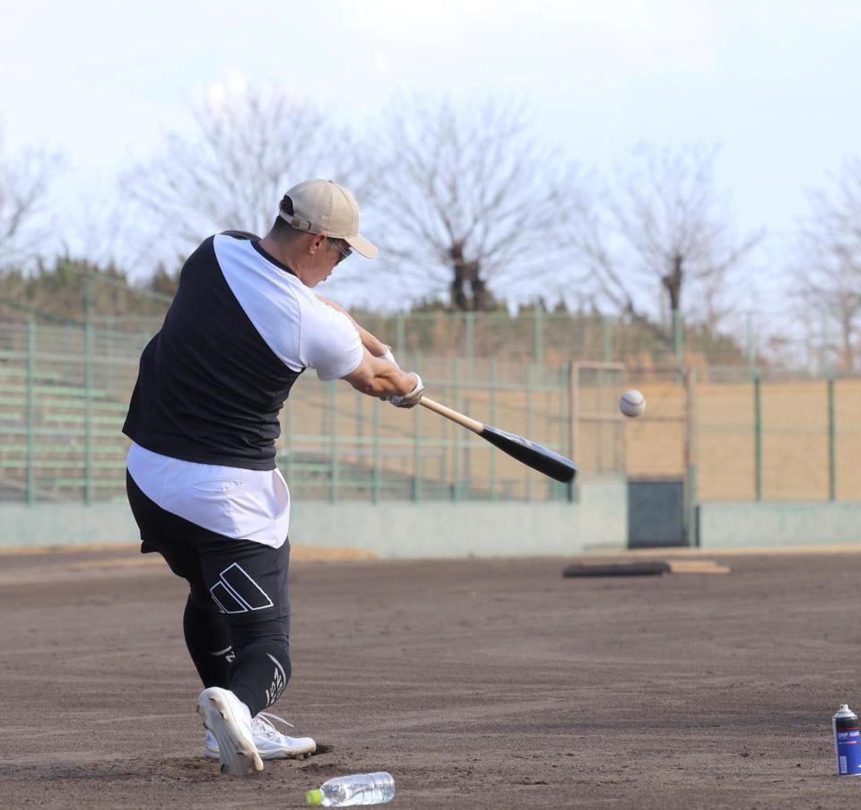 ロングティーを行う中村奨（撮影・北村雅宏）