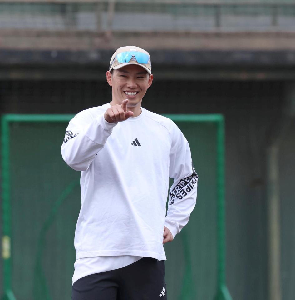 自主トレを公開し、笑顔を見せる中村奨（撮影・北村雅宏）