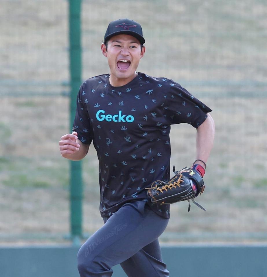 ノック中、声を出す名原（撮影・北村雅宏）