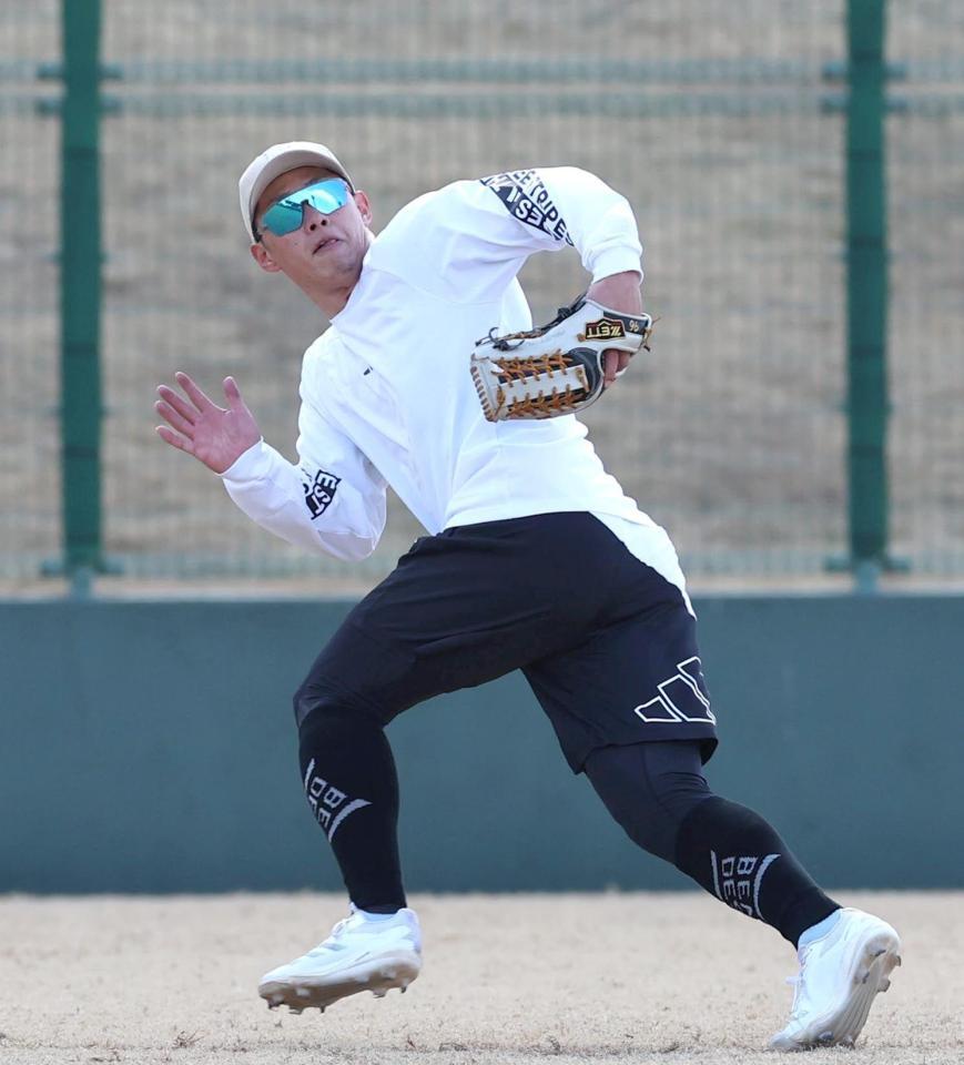 ノックを受ける中村奨（撮影・北村雅宏）