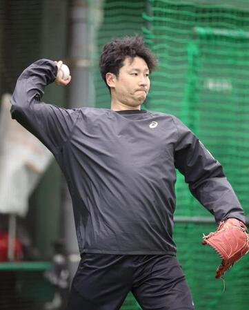 入念にキャッチボールする島内（撮影・北村雅宏）