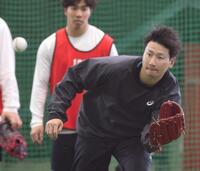 ノックを受ける島内（撮影・北村雅宏）