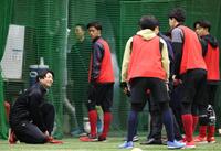 新人選手のあいさつを受ける大瀬良（左）＝撮影・北村雅宏