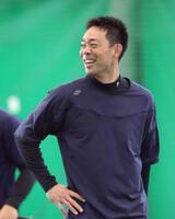 明るい表情でノックを受ける秋山　