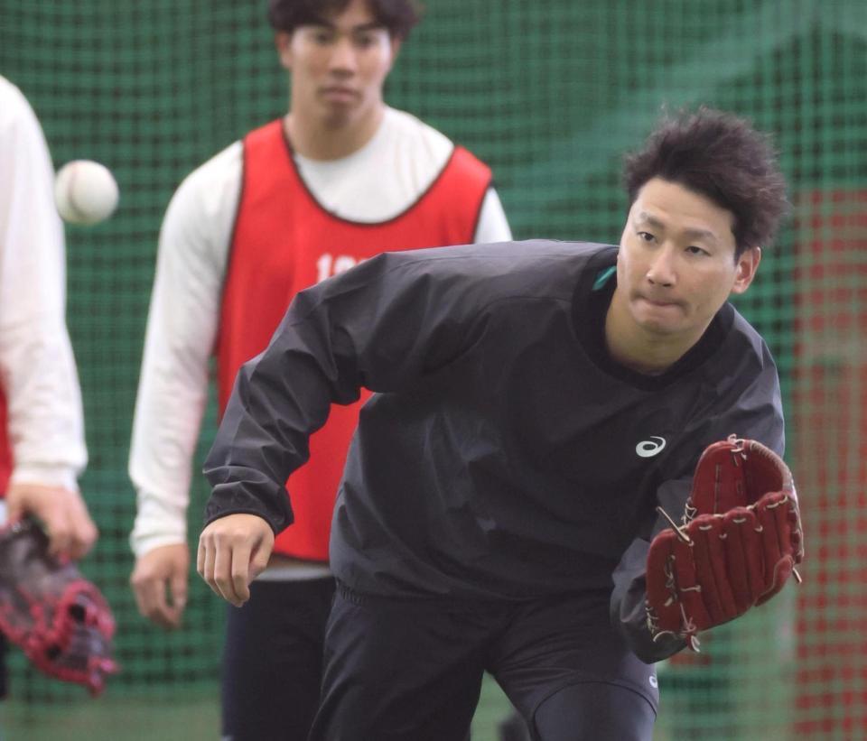 ノックを受ける島内（撮影・北村雅宏）