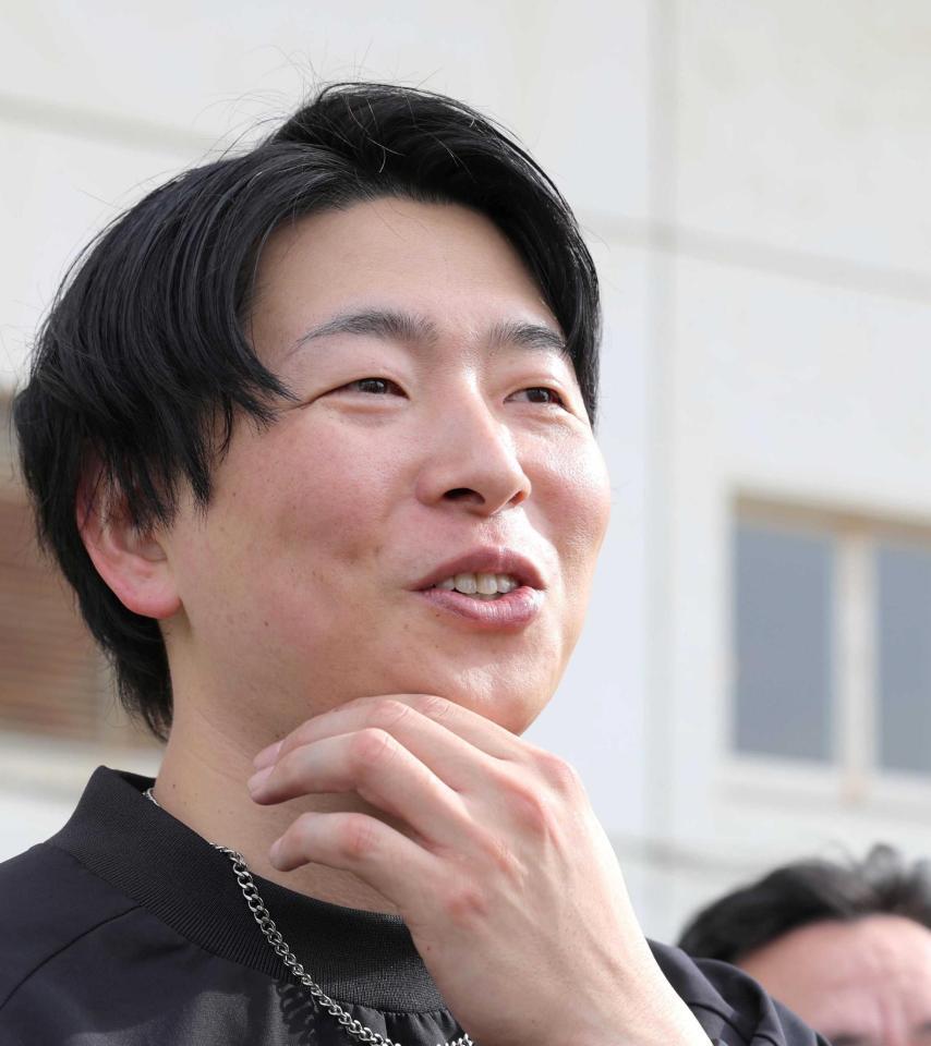 笑顔で取材に応じる大瀬良