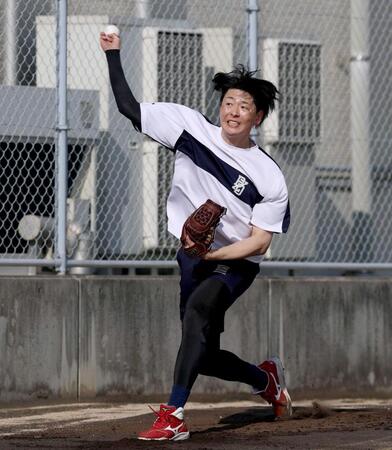 　緩い傾斜のマウンドを使用して投球練習する大瀬良（撮影・北村雅宏）