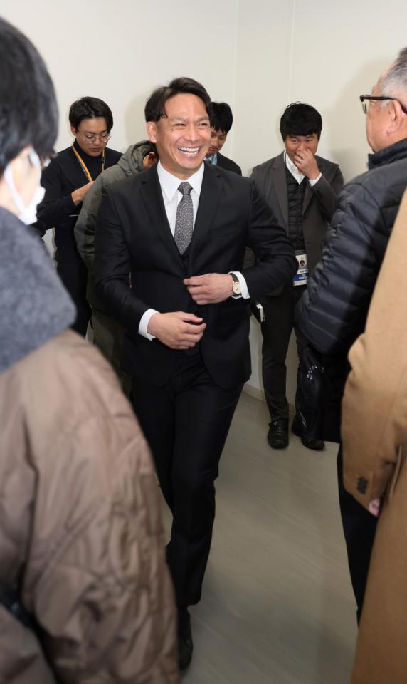 現役引退を表明したあと、笑顔で会場を出る田中