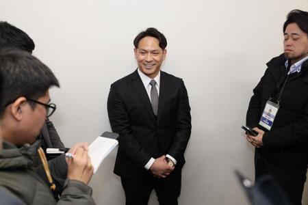 現役引退を表明し、会見する田中