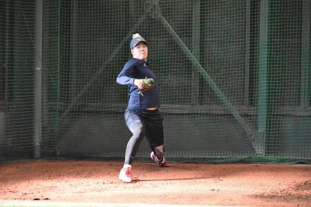 ブルペンで投球練習を行う滝田