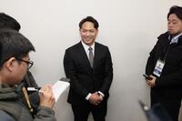 現役引退を表明し、会見する田中