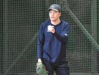 　ブルペンで投球練習を行う滝田