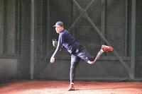 ブルペンで投球練習を行う滝田