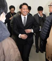 　現役引退を表明したあと、笑顔で会場を出る田中