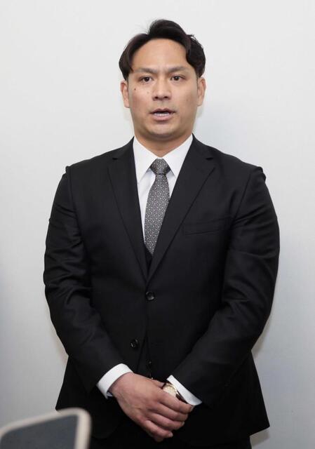 　現役引退を表明する田中