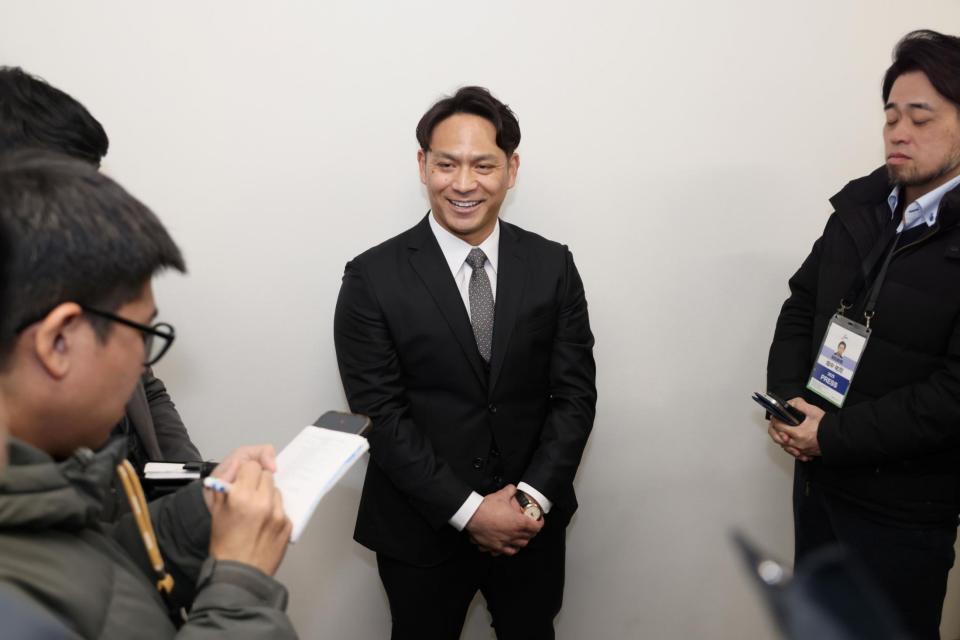 現役引退を表明し、会見する田中