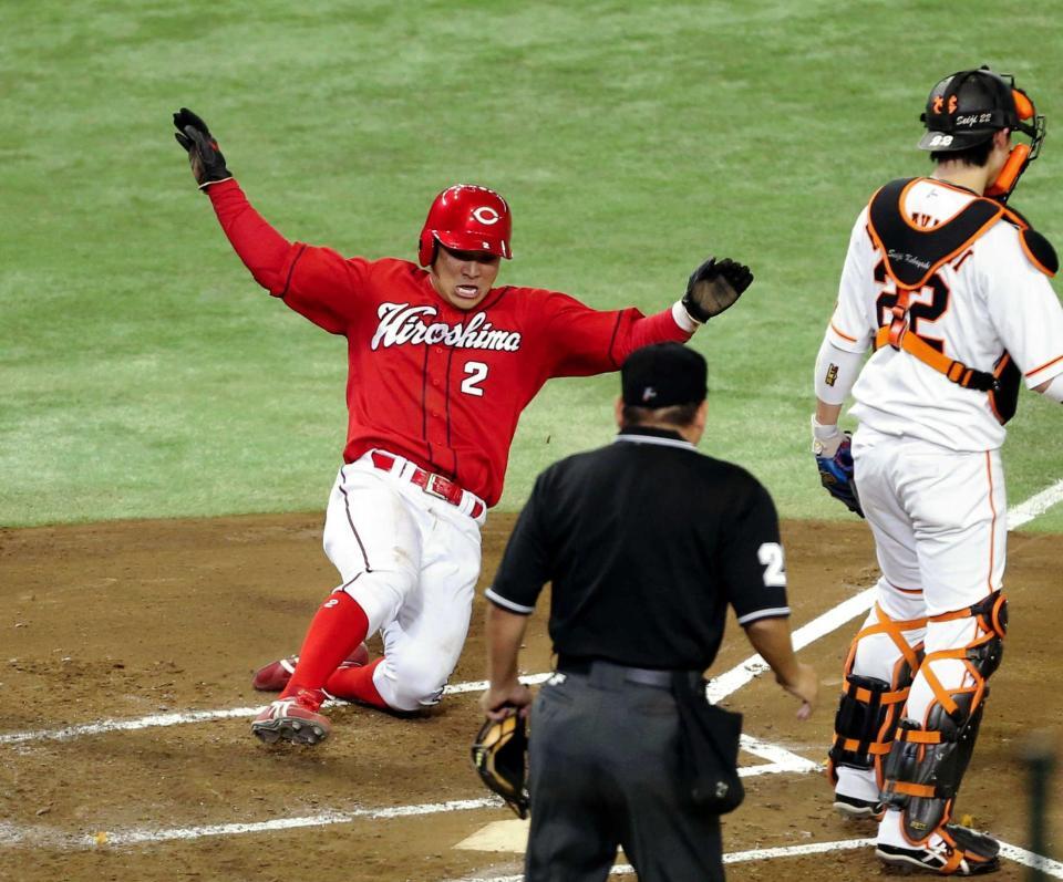 　巨人戦の３回、菊池の打球を坂本が失策、一気に生還する一走・田中＝２０１６年９月