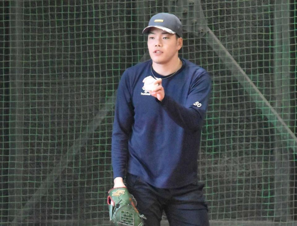 　ブルペンで投球練習を行う滝田