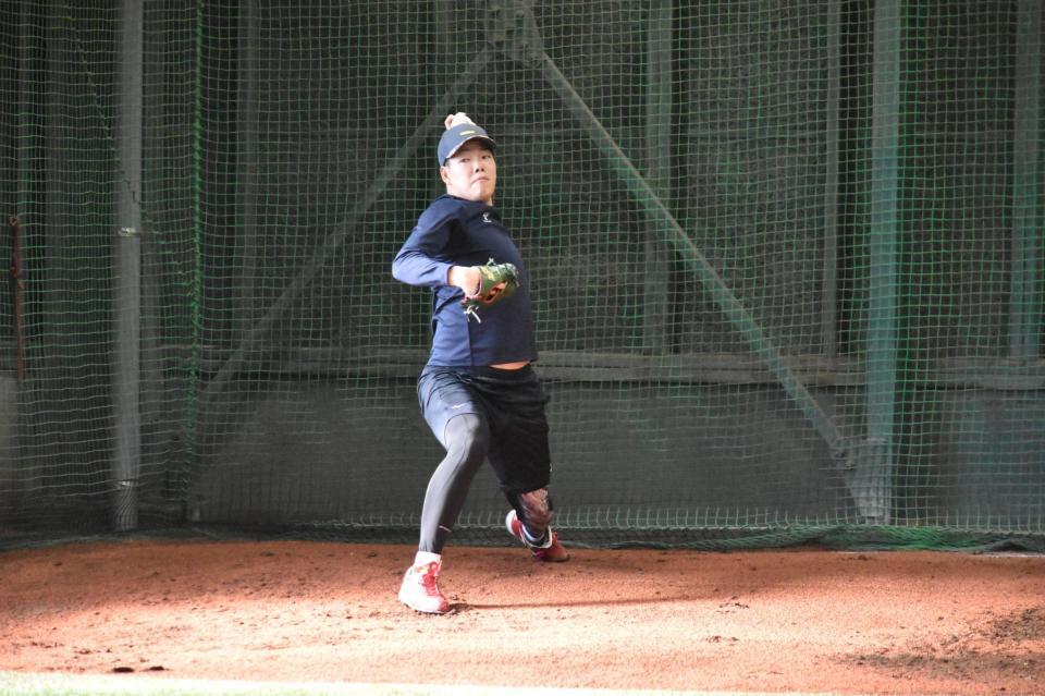 ブルペンで投球練習を行う滝田