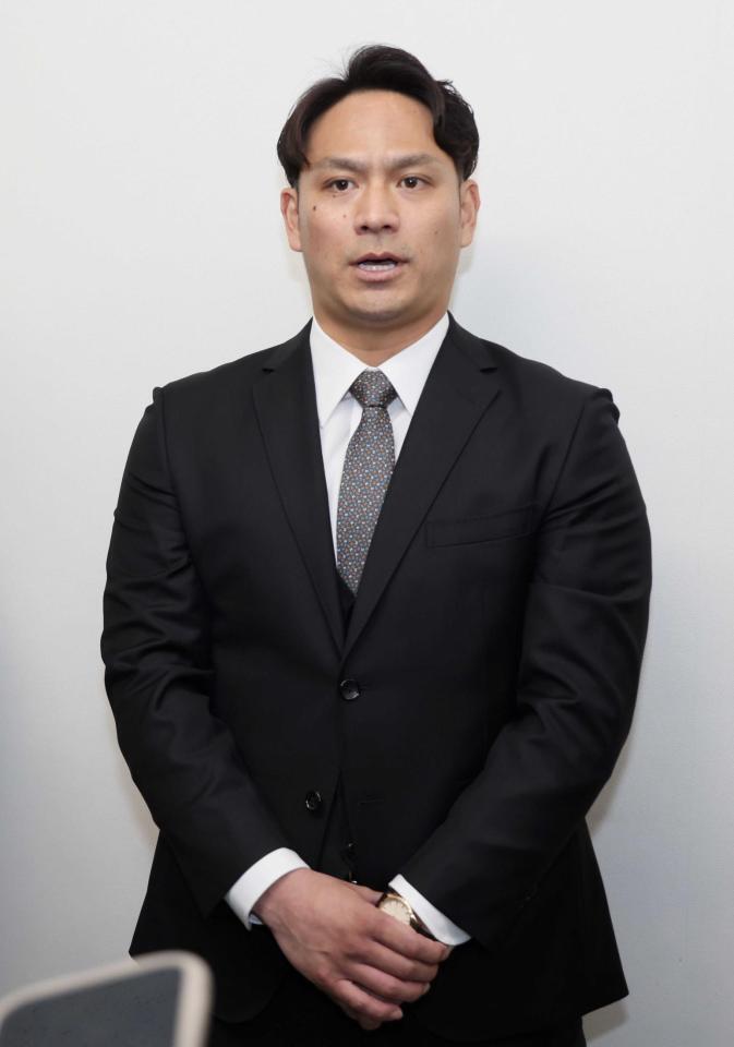 　現役引退を表明する田中