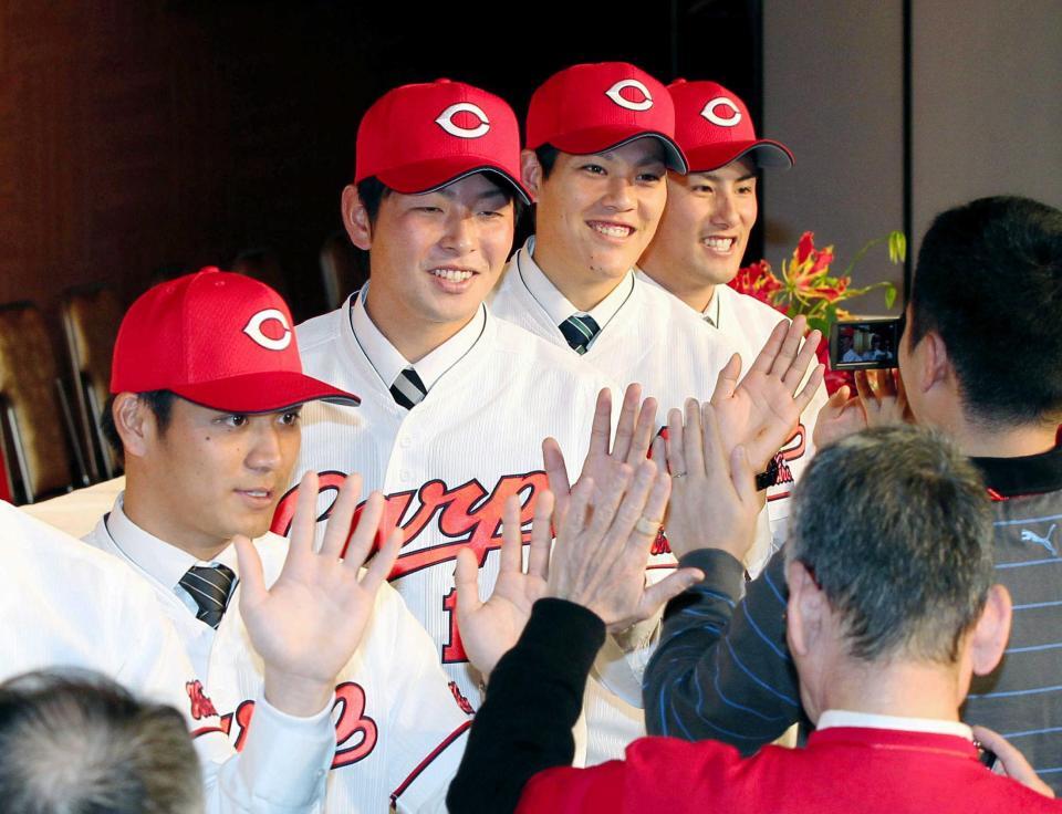 　新入団発表でそろってファンとハイタッチを交わす（左から）広島・田中、大瀬良、九里、西原＝２０１３年１２月