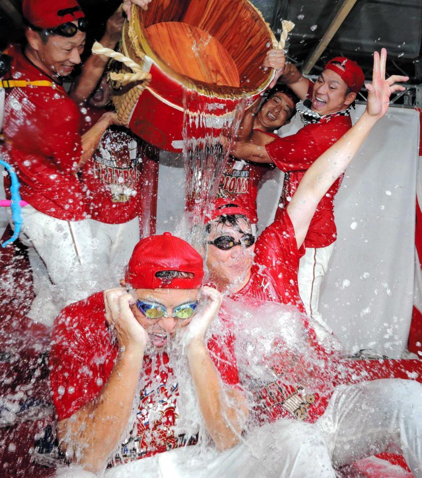 　黒田（手前左）と新井（同右）にたる酒をかける田中（奥右）＝２０１６年９月