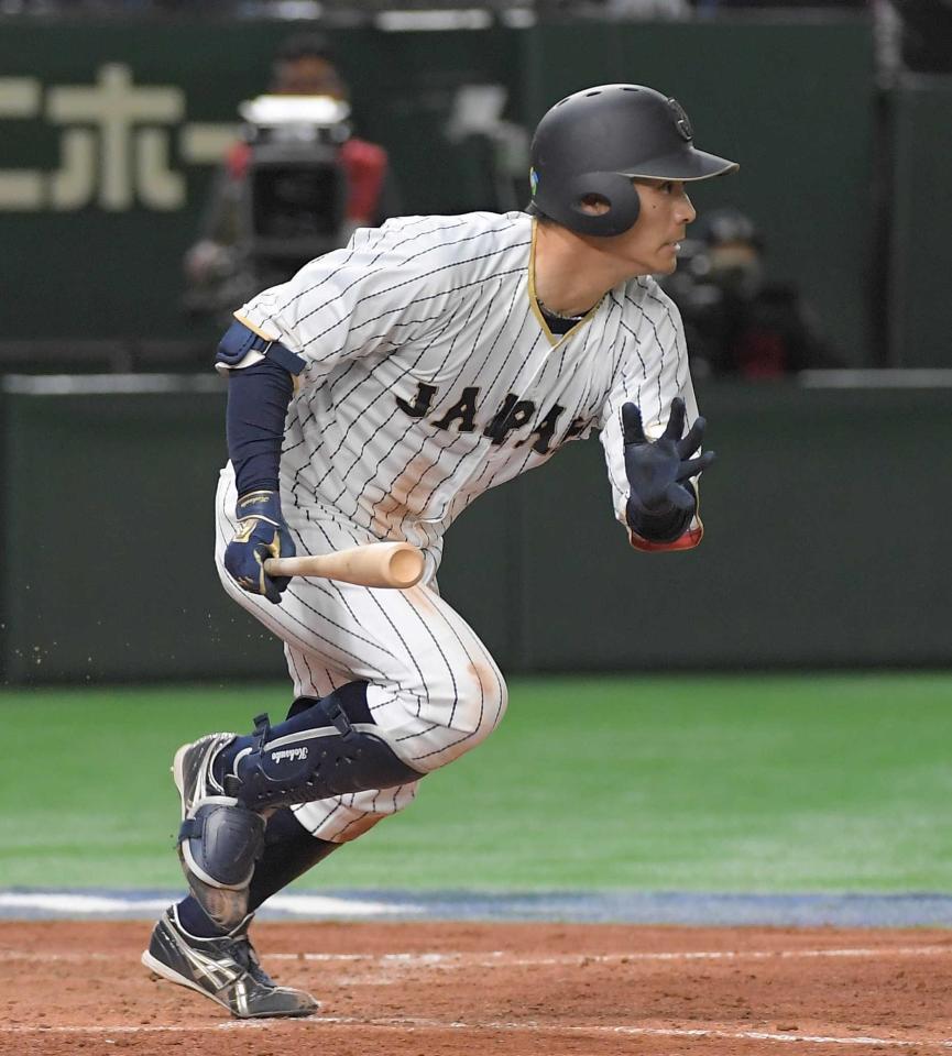 　中国戦の７回、内野安打を放つ田中＝２０１７年３月