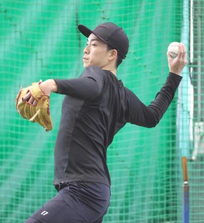 　入念にキャッチボールする常広