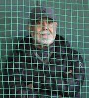 　ブルペンを視察する安仁屋氏＝１６日