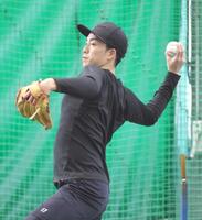 　入念にキャッチボールする常広