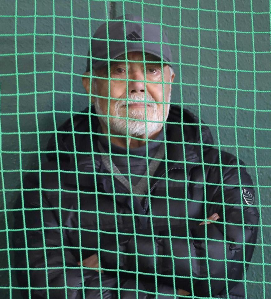 　ブルペンを視察する安仁屋氏＝１６日