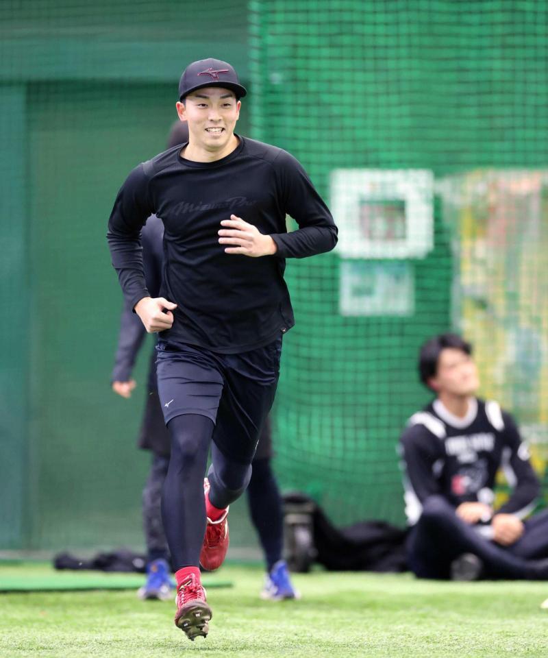 　明るい表情でダッシュする常広＝１５日