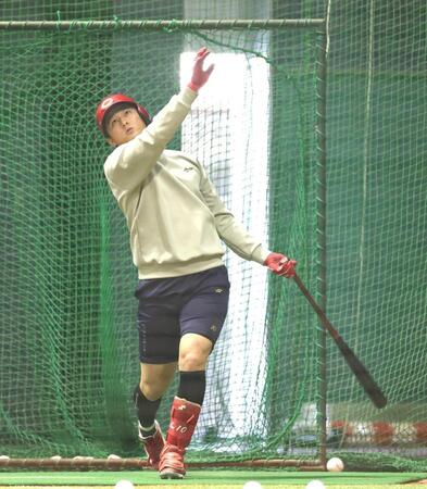 打撃練習で快音を響かせる佐々木（撮影・北村雅宏）
