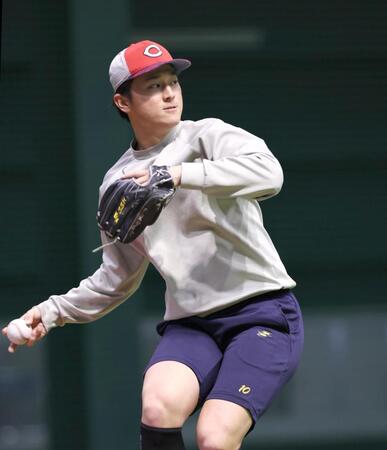 守備練習に励む広島・佐々木泰＝マツダスタジアム（撮影・北村雅宏）