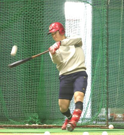 打撃練習で快音を響かせる佐々木（撮影・北村雅宏）