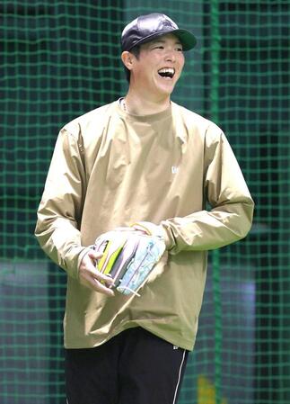 練習中に笑顔を見せる森下（撮影・北村雅宏）