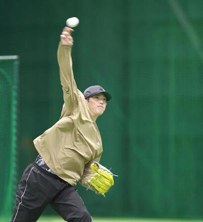 入念にキャッチボールする広島・森下暢仁＝マツダスタジアム（撮影・北村雅宏）