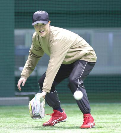 ノックを受ける広島・森下暢仁＝マツダスタジアム（撮影・北村雅宏）