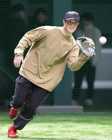守備練習に励む広島・森下暢仁＝マツダスタジアム（撮影・北村雅宏）