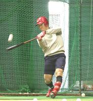打撃練習で快音を響かせる佐々木（撮影・北村雅宏）