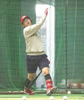 打撃練習で快音を響かせる佐々木（撮影・北村雅宏）