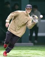 守備練習に励む広島・森下暢仁＝マツダスタジアム（撮影・北村雅宏）