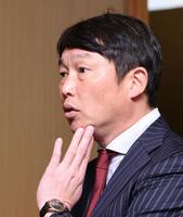 ＮＰＢ１２球団監督会議を終え、記者の質問に応える新井監督（撮影・伊藤笙子）