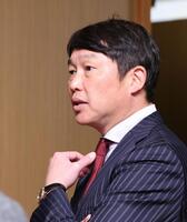 ＮＰＢ１２球団監督会議を終え、記者の取材に応じる新井監督（撮影・伊藤笙子）