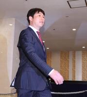 ＮＰＢ１２球団監督会議に向かう新井監督（撮影・伊藤笙子）