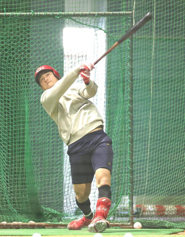打撃練習で快音を響かせる佐々木（撮影・北村雅宏）