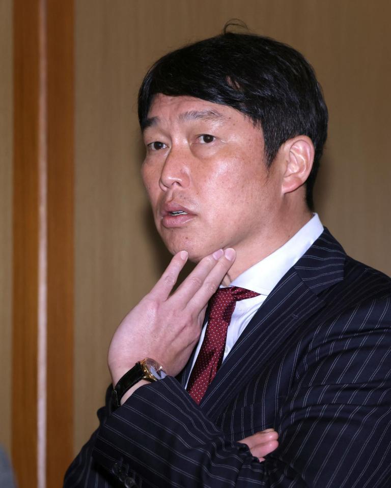 ＮＰＢ１２球団監督会議を終え、記者の取材に応じる新井監督（撮影・伊藤笙子）