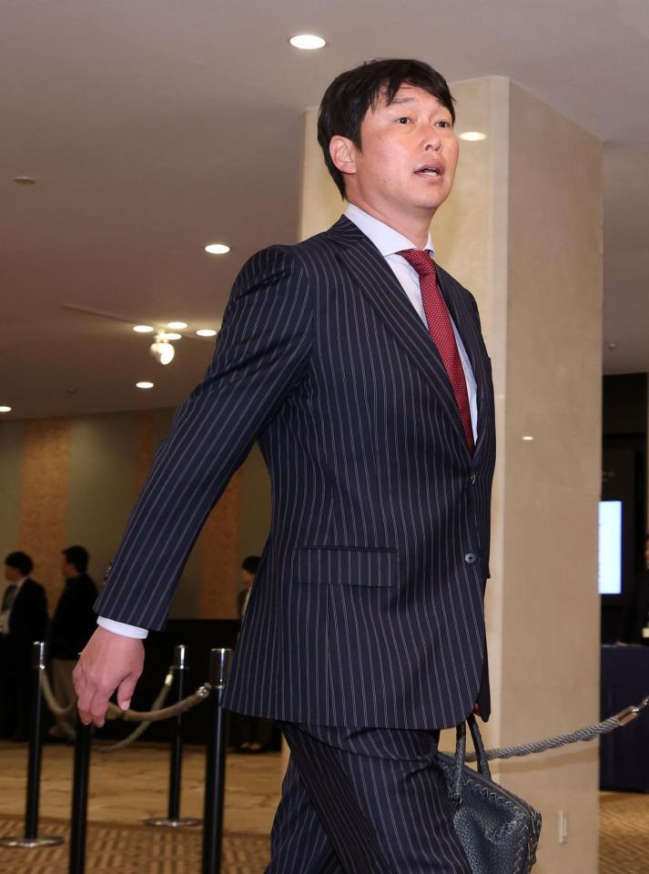 ＮＰＢ１２球団監督会議に向かう新井監督（撮影・伊藤笙子）